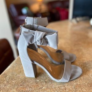 Women’s bow heels